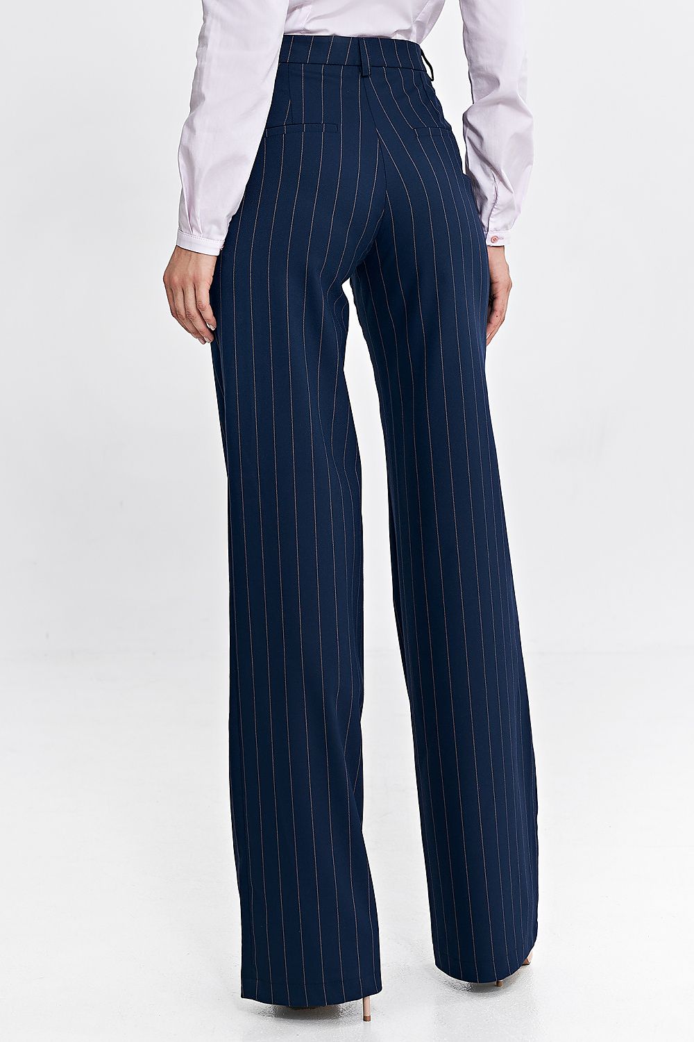 Elevate your everyday style with Nife���s Model 200390 trousers.