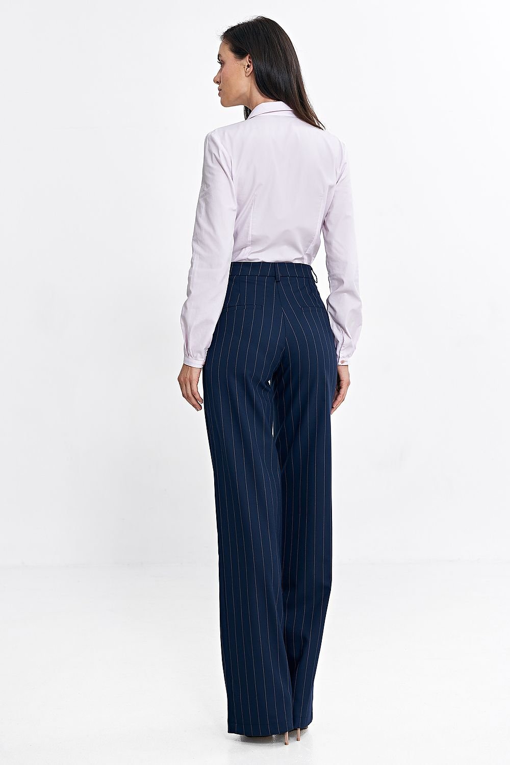 Elevate your everyday style with Nife���s Model 200390 trousers.