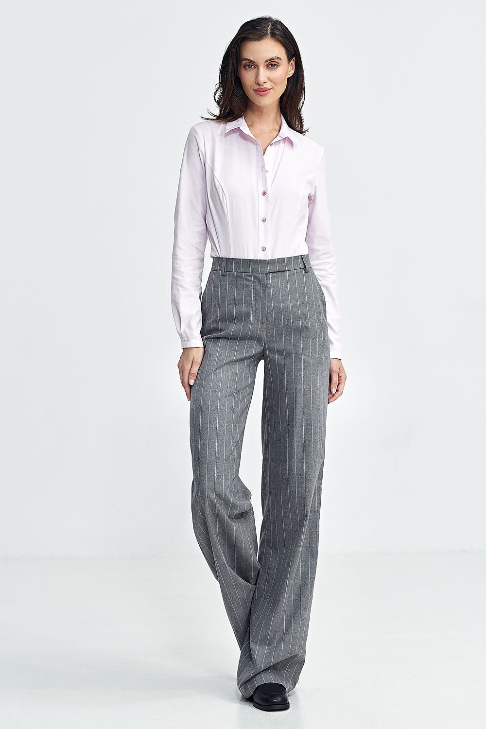 Step into timeless sophistication with Nife���s Model 199716 trousers.