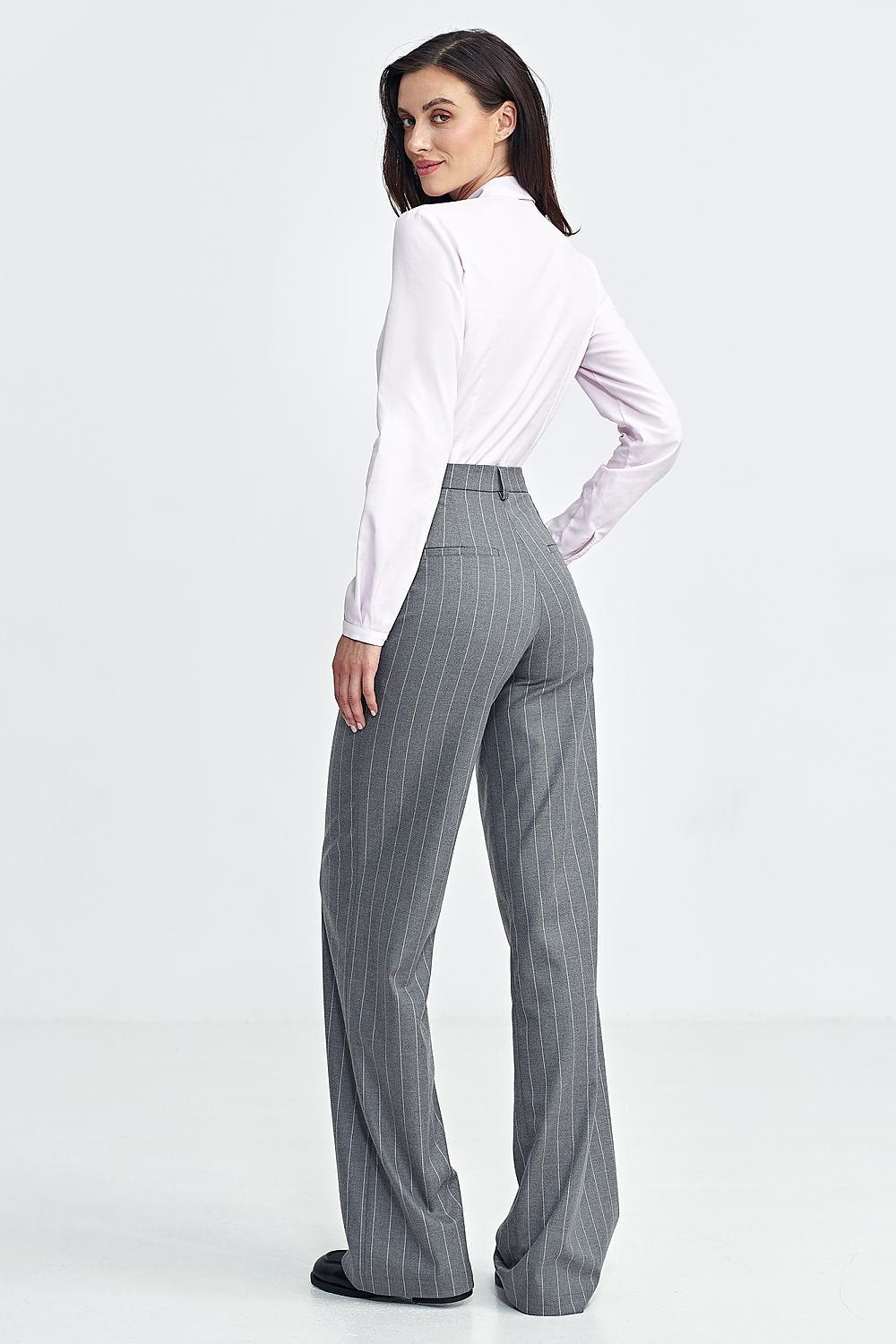Step into timeless sophistication with Nife���s Model 199716 trousers.
