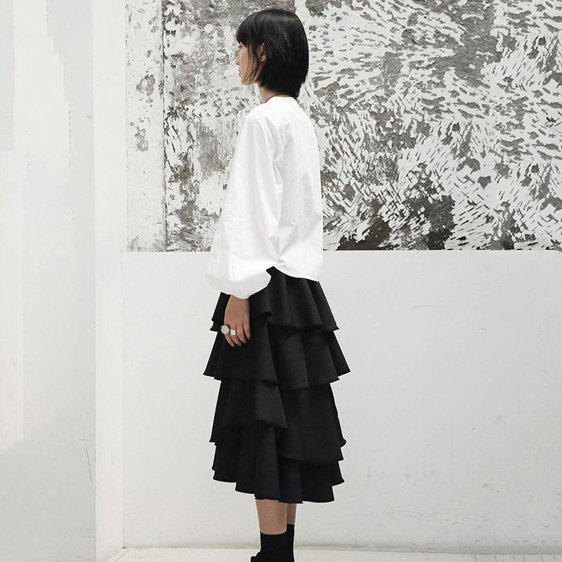 Woman wearing white Ai Enkei Loop Sleeve Shirt with dramatic balloon sleeves.